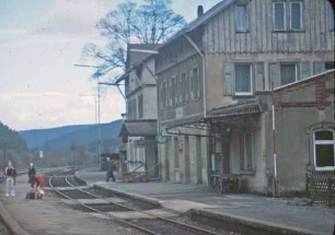 Eyach Empfangsgebäude Bahnsteig