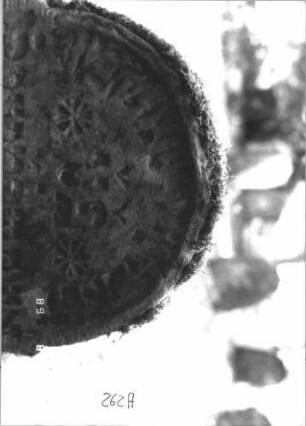Grabstein 262 (Index: 99799901) Material: Sandstein Zustand: verwittert Maße HxBxT: 78x59x10 cm Beschreibung: Stele, eingezogener Rundbogenabschluß, Schriftfeld eingetieft Symbolik: Rosetten: Grabstein 262A