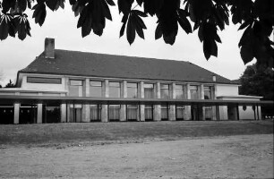 Bad Dürrheim: Neues Kurhaus, Vordergrund Kastanienblätter