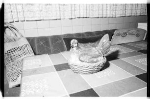 Huhn (Eierkorb) auf einem Küchentisch