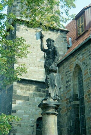 Brunnenfigur, eine wilde Frau, auf dem Brunnen an der Oberkirche
