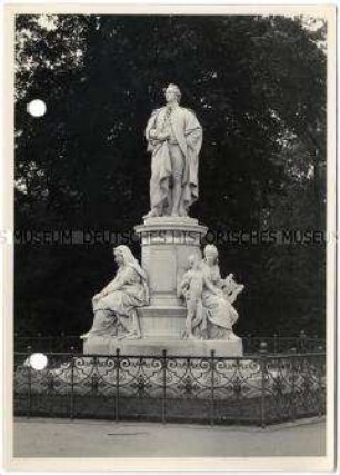 Berlin, Tiergarten mit Goethe-Denkmal