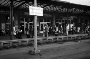 Freiburg: Hauptbahnhof; Wartende auf Bahnsteig 1