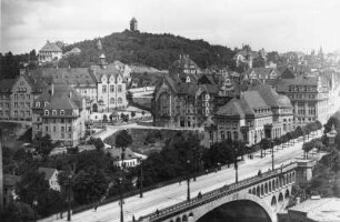 Plauen, Stadtansicht : Plauen. Blick vom Turm der Katholischen Kirche über die Friedrich-August-Brücke (Friedensbrücke) auf Handelskammer und Realgymnasium zum Bärenstein