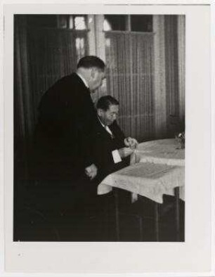 Nikolaus Titulescu bestellt ein Essen im Genfer Hotel des Bergues. rechts: Nikolaus Titulescu