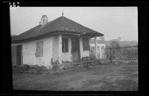 Câmpulung (Rumänien): kleines baufälliges Haus mit Veranda und Mansardendach ("in Câmpulung")
