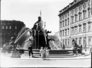 Berlin, der Neptunbrunnen von Reinhold Begas mit Seitenflügel vom Berliner Schloss