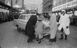 Verkehrsunfall zwischen zwei PKWs auf der Kreuzung Kaiserstraße/Ritterstraße.