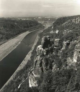 Sächsische Schweiz. Elbtal und Wartturm. Blick von der Bastei elbabwärts
