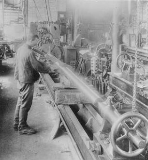 Polieren einer Transmissionswelle : Technikgeschichte | Technologie | Maschinenbau und Eisengiesserei | Transmissions-Bau | Cottbusser Maschinenbau-Anstalt und Eisengießerei AG