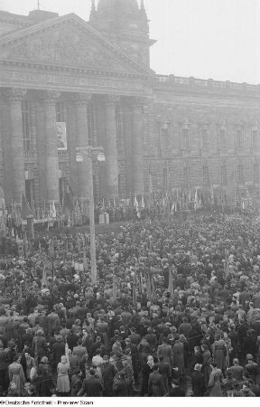 Demonstration auf dem Dimitroffplatz wider das Verbotsverfahren gegen die Kommunistische Partei Deutschlands in der Bundesrepublik Deutschland