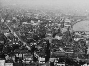 Szene aus einem Film mit Flugaufnahmen: Stadtzentrum in Richtung Westen