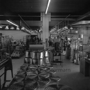 Carl Prediger K.G.: "Lampen-Prediger": Fabrik für Beleuchtungskörper: Gewerbegebiet Nord: Kornkamp: Einweihung: Fabrikationshalle: Innenansicht: Werksbesichtigung durch Bürgermeister Manfred Samusch, Bürgervorsteher Heinz Beusen, Stadtverordnete: Lampenmodelle auf Lager