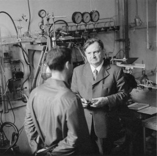 Dresden-Räcknitz, Haeckelstraße 20. Institut für Tieftemperaturphysik der Deutschen Akademie der Wissenschaften zu Berlin. Direktor Prof. Dr. Ludwig Bewilogua und ein Mitarbeiter im Labor