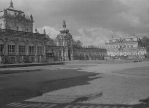 Dresden. Zwinger, Blick zum Zoologischen Pavillon, zum Kronentor mit den Langgalerien und zum Mathematisch-Physikalischen Salon