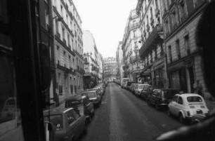 Paris: Typische Pariser Straße, unweit Place Pigalle