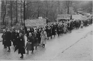 Demonstration in Schwarzenberg mit der Losung: "Der Volkskongress für den Frieden hilft uns im Kampf um den Friedensvertrag" anlässlich des 1. Volkskongresses für Einheit und gerechten Frieden 1947 : Demonstration in Schwarzenberg anlässlich des 1. Volkskongresses für Einheit und gerechten Frieden 1947