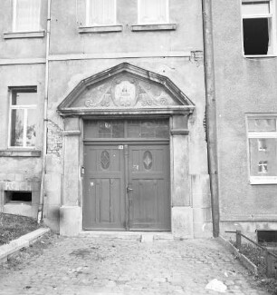 Chemnitz-Altendorf, Rudolf-Krahl-Straße 36. Wohnhaus (um 1905). Portal und Fenster (EG und 1. OG (Teilansicht))