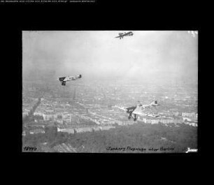 Flugzeug: drei Junkers A-20 Flugzeuge der DVS über Berlin