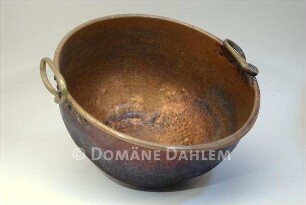 Zwei große Kupferkessel mit Henkeln