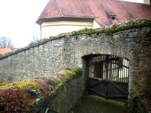 Langhaus von Nordosten (Neubau Jahr 1804) über Kirchhofmauer (Wehrgang mit Steinbrüstung im 19 Jh abgetragen)