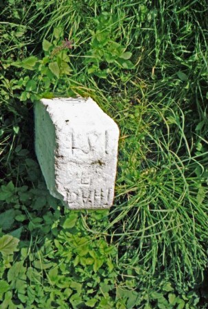 Mollhagen: Eicheder Straße, in Höhe Einmündung Viehkatenstraße: Grenzstein [Nr. 61] zwischen Gemeinde Eichede und Gemeinde Mollhagen: Draufsicht