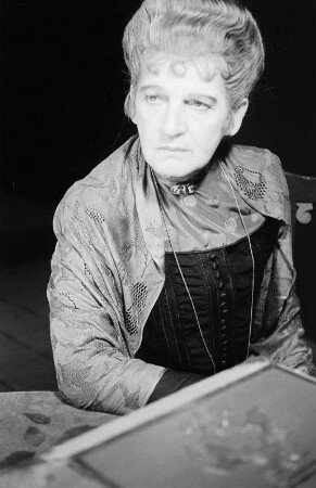Szenenbilder aus der Komödie "Der Teufelsschüler" von George Bernard Shaw am Hebbel-Theater Berlin