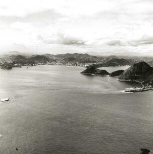 Rio de Janeiro, Brasilien. Blick vom Zuckerhut (Pão de Açúcar "Zuckerbrot") über die Bucht von Guanabara nach Nordosten gegen Niterói