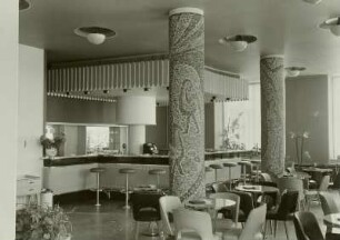 Dresden-Altstadt. Weiße Gasse (1956-1958; H. Schneider, H. Terpitz, G. Müller). Milchbar. Gastraum mit Bar und Säulen mit Mosaiken von G. Böhme