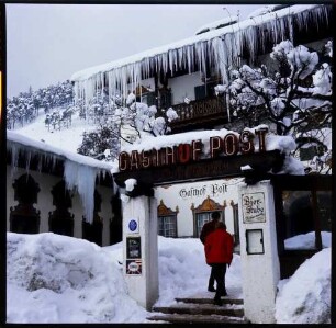 Wallgau: Eingang zum Hotel Post, mit Eiszapfen