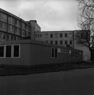 Kreiskrankenhaus Bad Oldesloe: Neubau Verwaltungsgebäude: davor Grünfläche und Bauschutt: hinten Haupttrakt: 23.02.1974