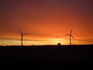 Aakirkeby - Windräder : Zwei Windräder stehen vor dem Abendhimmel. Aufgenommen am 3. August 2010 bei Aakirkeby auf der dänischen Ostseeinsel Bornholm