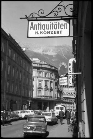 Innsbruck: Aushängeschild mit Antiquitäten H. Konzert