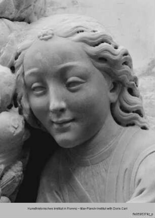 Grabmal der Maria von Aragon : Madonnentondo mit fliegenden Engeln