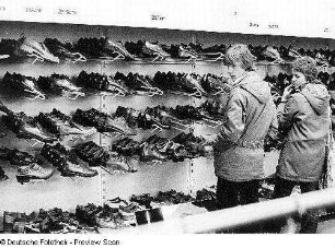 Dresden-Neustadt. Jugendmodezentrum. Schuhabteilung. Zwei Jugendliche vor einem Schuhregal