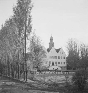 Herrenhaus: Jugendheim: Nordfront mit Außentreppe: davor Rasenfläche: links an Weg Baumreihe: vorn rechts Büsche: hinten rechts Bäume