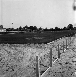 Tralau: Volksschule: Dörfergemeinschaftsschule: im Vordergrund Sportplatz: vorn Sandhaufen und Zaun