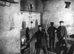 Freiberg-Zug, An der Zugspitze 42. Lederfabrik Zug. Werkteil Zugspitze. Heizraum (Teilansicht). Arbeiter am Heizkessel