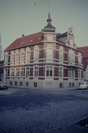 Grabbestraße, Detmold, großes Eckhaus; farbig