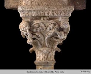Kapitell mit männlichen Figuren, Adler und kämpfenden Tieren - S2Sh51