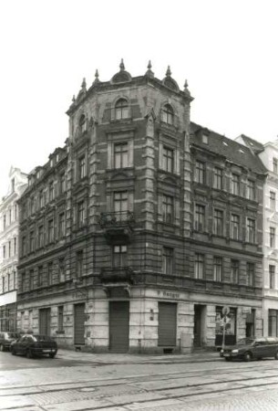 Görlitz, Landeskronstraße 9. Wohnhaus mit Läden (um 1890). Eckansicht mit Fassade Löbauer Straße