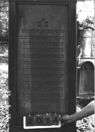 Grabstein 208 (Index: 99609844) Material: Sandstein Zustand: leicht verwittert Maße HxBxT: 240x64x28 cm Beschreibung: Stele, Abdeckplatte mit Giebelaufsatz, Mittel- und Seitenakroteren, Mittelpalmette, Schriftfeld eingetieft, Sockel Symbolik: Mohnkapseln, florale Elemente Besonderheit: kulturhistorisch wertvoll / hist.-wiss. Gründe (Vorbeter): Grabstein 208A