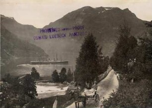 Merok/ Norwegen: Blick in Geirangerfjord mit Victoria Luise in der Bucht, Touristen auf Pferdegespann