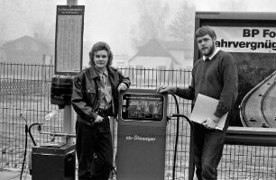 British Petroleum (BP)-Großtankstelle: Kornelia Slawski und Andreas Kuhn, Prüfer des Kreisumweltamtes