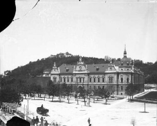 Kronstadt: Finanzverwaltungsgebäude mit Schlossberg