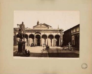 Piazza della Santissima Annunziata, Florenz: Links die Statue von Ferdinand I de’ Medici (Giambologna), dahinter Blick auf die Kirche SS. Annunziata mit der Arkadenloggia