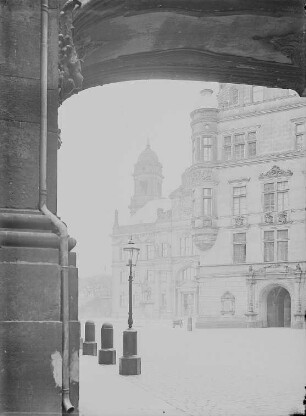 Dresden-Altstadt, Schloßplatz. Blick vom Residenzschloß gegen Reiterstandbild des Königs Albert von Sachsen, Ständehaus und Georgentorbau mit altem Georgentor