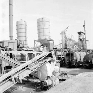 Kiesabbau: Kieswerk Sager und Wörner "Sawoe": links Förderbänder: dahinter Silos, Abfüllanlagen und Tanks