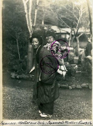 Junge Mutter mit ihrem Kind auf dem Rücken (wahrscheinlich in Nagasaki)