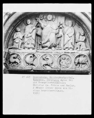 Tympanon mit Christus zwischen Petrus und Paulus (zwei Männer knien beiderseits der Apostel); Türsturz mit Agnus Dei und Evangelistensymbolen